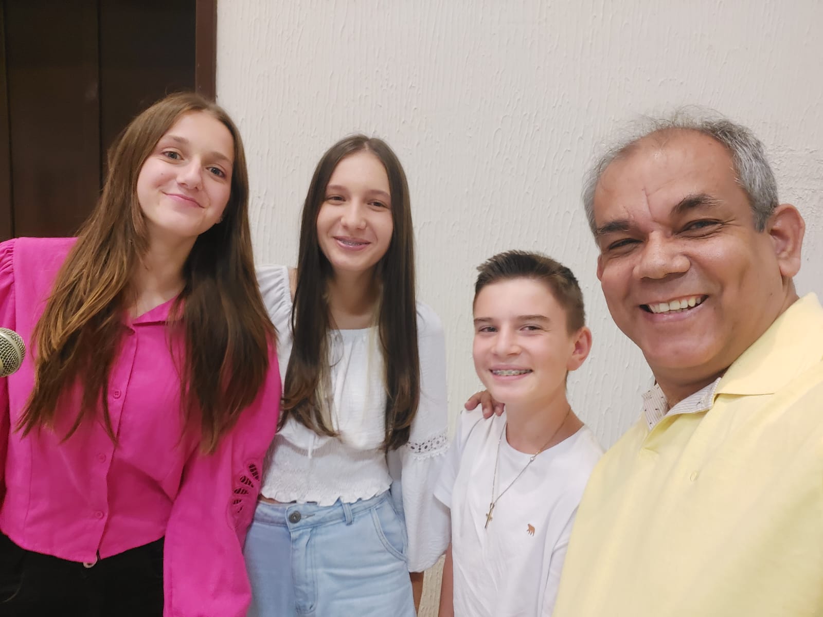 Professor com alunos da escola