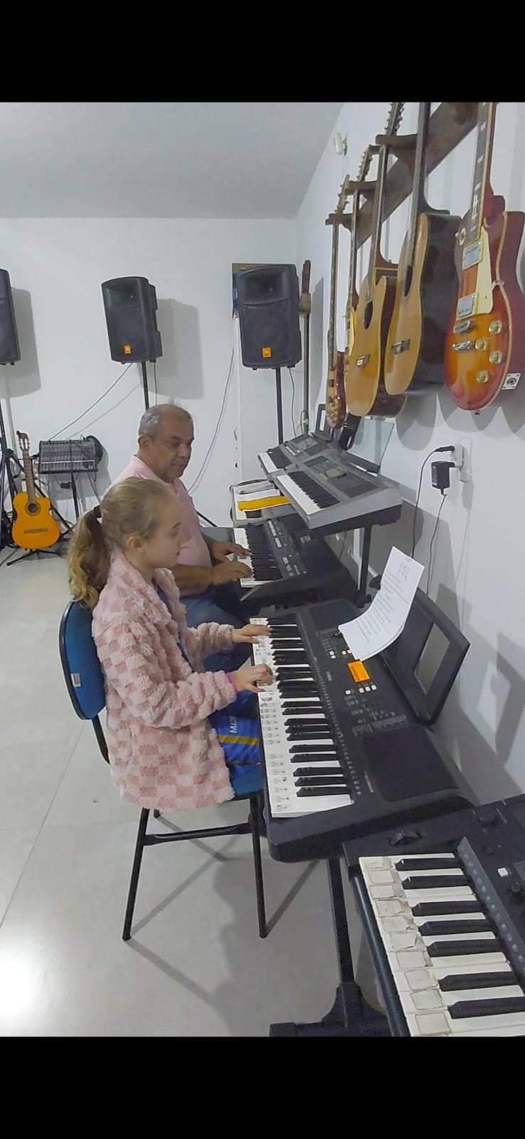 Aula de teclado na escola
