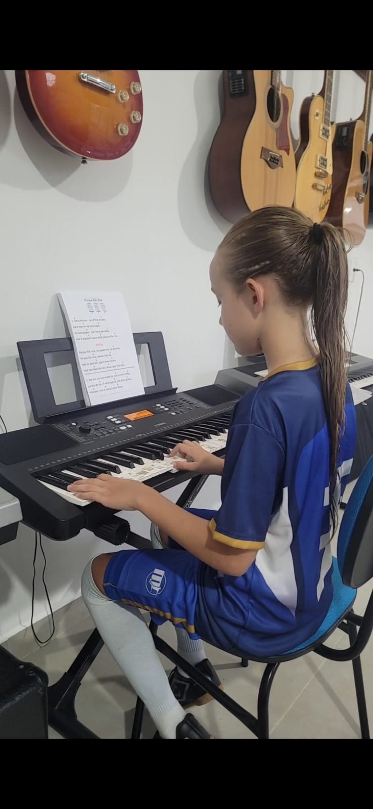 Aluna praticando teclado