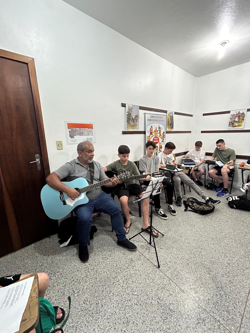 Aula em grupo com violão